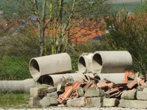 Kellerdecke dämmen – Rohre im Weg – Wie eine Kellerdeckendämmung trotz Leitungen und Rohren fachgerecht umgesetzt werden kann