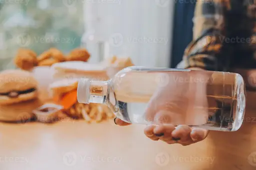 Wie bekommt man einen Korken aus der Flasche? Einfache Methoden bei einem festsitzenden oder abgebrochenen Korken