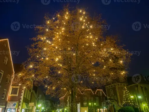 Wie lange sollte die Lichterkette für den Weihnachtsbaum sein? Lichterkette für den Weihnachtsbaum: Die passende Länge anhand der Baumgröße bestimmen